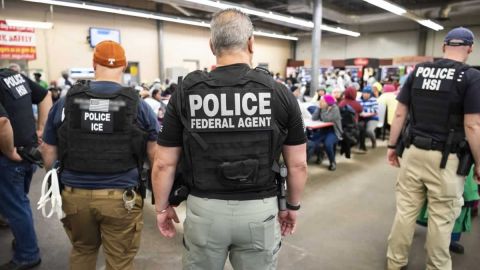 Agentes de ICE en una de las plantas de la redada.