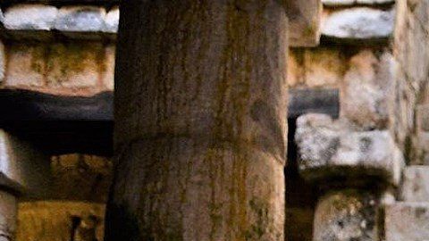 Fragmentos de una mesa de piedra hallados en Chichen Itzá.