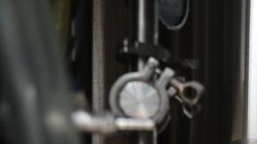 Diego Lara elabora cerveza artesanal.