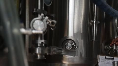 Diego Lara elabora cerveza artesanal.