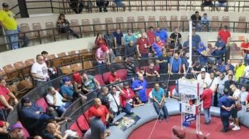 Aficionados a las peleas de gallo esperan el inicio de las peleas en el Club Gallístico de San Juan.