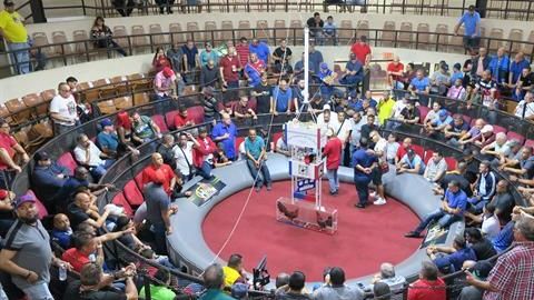 Aficionados a las peleas de gallo esperan el inicio de las peleas en el Club Gallístico de San Juan.