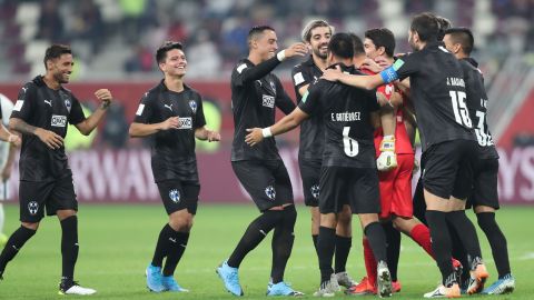 Jugadores del Monterrey felicitan a Luis Cárdenas, héroe y MVP del partido.