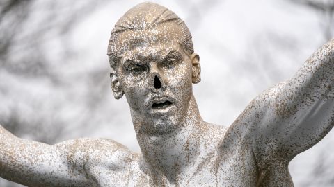 En los meses pasados aparecieron pintadas junto a la estatua o se ha cubierto su cabeza con bolsas de plástico.