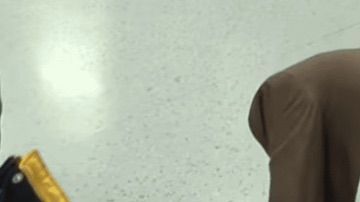 Hombre se reencuentra con su familia después de mucho tiempo.