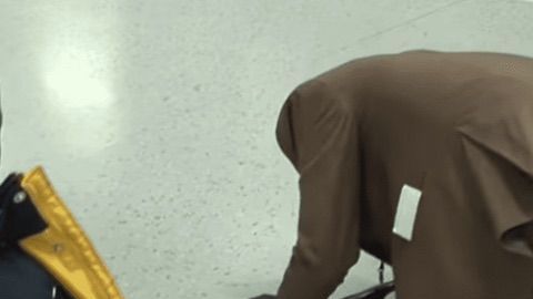 Hombre se reencuentra con su familia después de mucho tiempo.