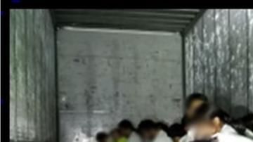 Vestían camisetas marcadas como productos de carga.