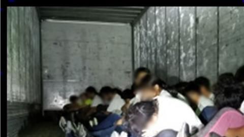 Vestían camisetas marcadas como productos de carga.