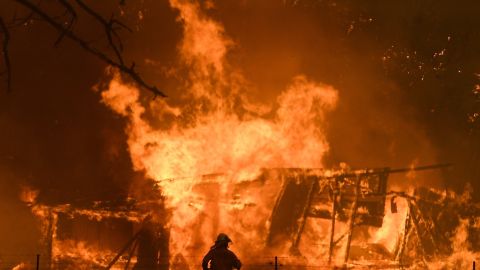 Actualmente hay 70 incendios activos.