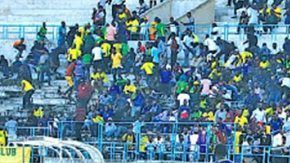 Los jugadores se tiraron al piso para resguardarse.