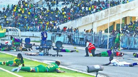 Los jugadores se tiraron al piso para resguardarse.