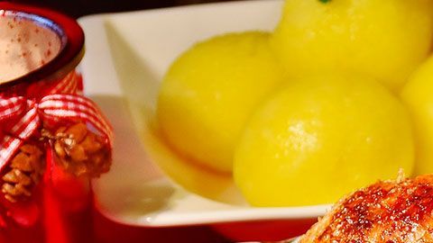 La cena incluye varios platillos principales, quesos artesanales y champán.