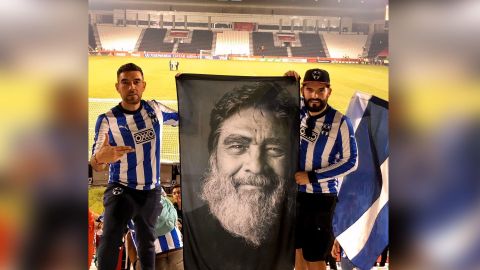 Algunos aficionados de Rayados hicieron un homenaje al fallecido ´Rey del acordeón’.