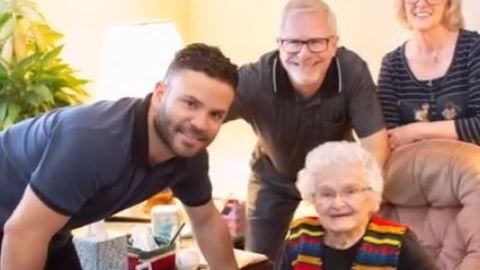 El jugador estelar llegó entusiasmado por conocer a la aficionada.