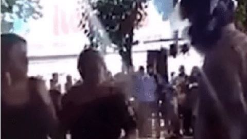 La hija encaró a su padre.