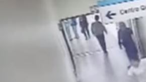 La rueda de la camilla se salió y la anciana cayó.