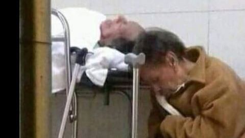 La mujer pasa día y noche al lado de su esposo.