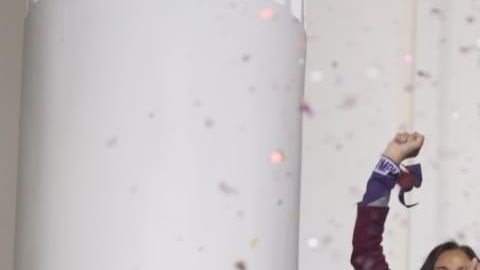 Mujeres celebran la aprobación d la Ley Olimpia.