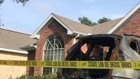 Dos ataques a casa de policía en Texas.