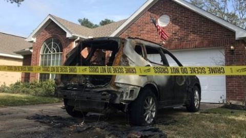 Dos ataques a casa de policía en Texas.