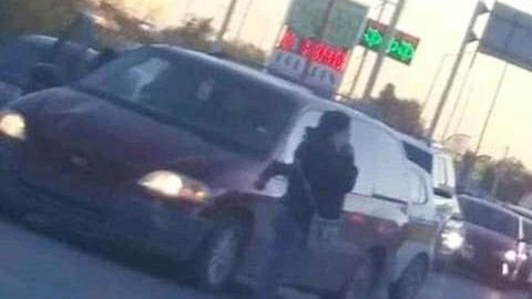 El cuerpo del hombre permaneció tendido sobre el pavimento por casi una hora hasta que llegaron al lugar los cuerpos de emergencia.