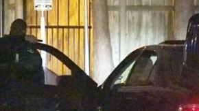 Se informó que oficiales encontraron una pistola en el vehículo.