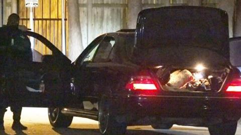 Se informó que oficiales encontraron una pistola en el vehículo.