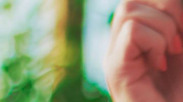 Tienes que revisar una página de internet para saber dónde se estará regalando el café.