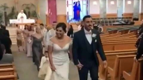 Imagen de la ceremonia de bodas en la iglesia de Joe Steven y Esther Melgoza.