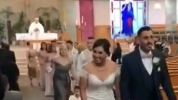 Imagen de la ceremonia de bodas en la iglesia de Joe Steven y Esther Melgoza.