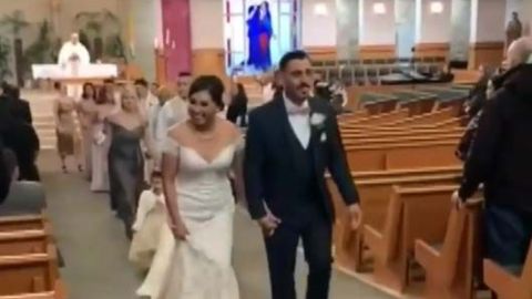 Imagen de la ceremonia de bodas en la iglesia de Joe Steven y Esther Melgoza.