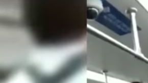 Los novios siguieron la fiesta en el metro.