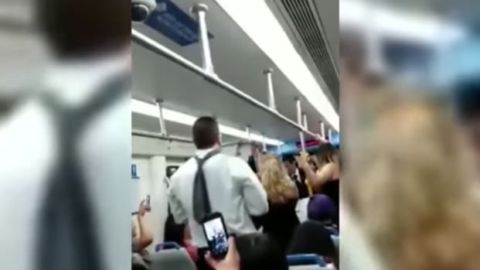 Los novios siguieron la fiesta en el metro.