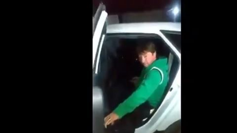 El sacerdote se tambaleaba ante los reclamos de la gente.