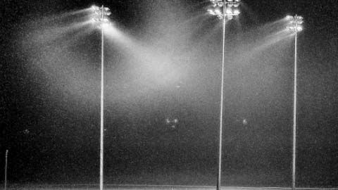 Una calle oscura y vacía.