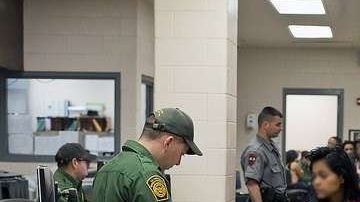 Agentes de inmigración procesan las solicitudes de asilo en la frontera.