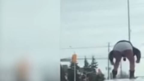 Poco le importó ponerse en riesgo a esta mujer.