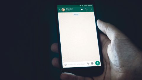 El "modo oscuro" de WhatsApp ayudará a ahorrar batería en algunos teléfonos.