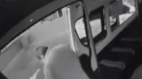 El pasajero quedó tirado en el transporte público.