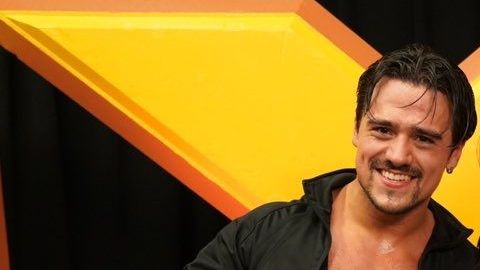 Ángel Garza y Zaide Lozano acompañados de su amigo, el legendario luchador Triple H.