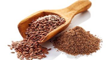 El agua de semillas de lino es un extraordinario remedio casero para quemar grasas y acelerar el metabolismo.