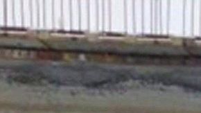 El autobús cayó sobre el río.