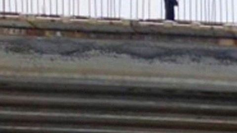 El autobús cayó sobre el río.