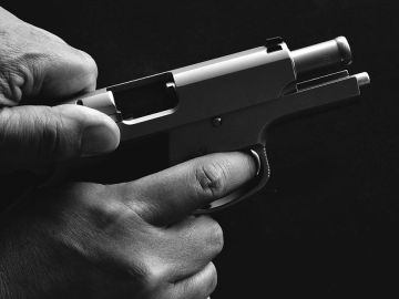 Las autoridades han emitido una alerta comunitaria sobre recientes robos a punta de pistola durante el mes de agosto en dos áreas muy concurridas de la ciudad.