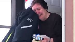 Mujer de 77 años recibe un regalo sorpresa esta Navidad.