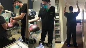 Dentista opera a paciente sobre un patinete.