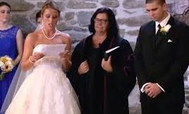 Katie en el momento de leer sus votos.