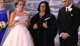 Katie en el momento de leer sus votos.