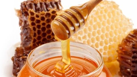 A la miel natural o cruda se le atribuyen grandiosos beneficios antiinflamatorios, antibacterianos y antibióticos.