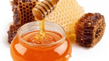 A la miel natural o cruda se le atribuyen grandiosos beneficios antiinflamatorios, antibacterianos y antibióticos.